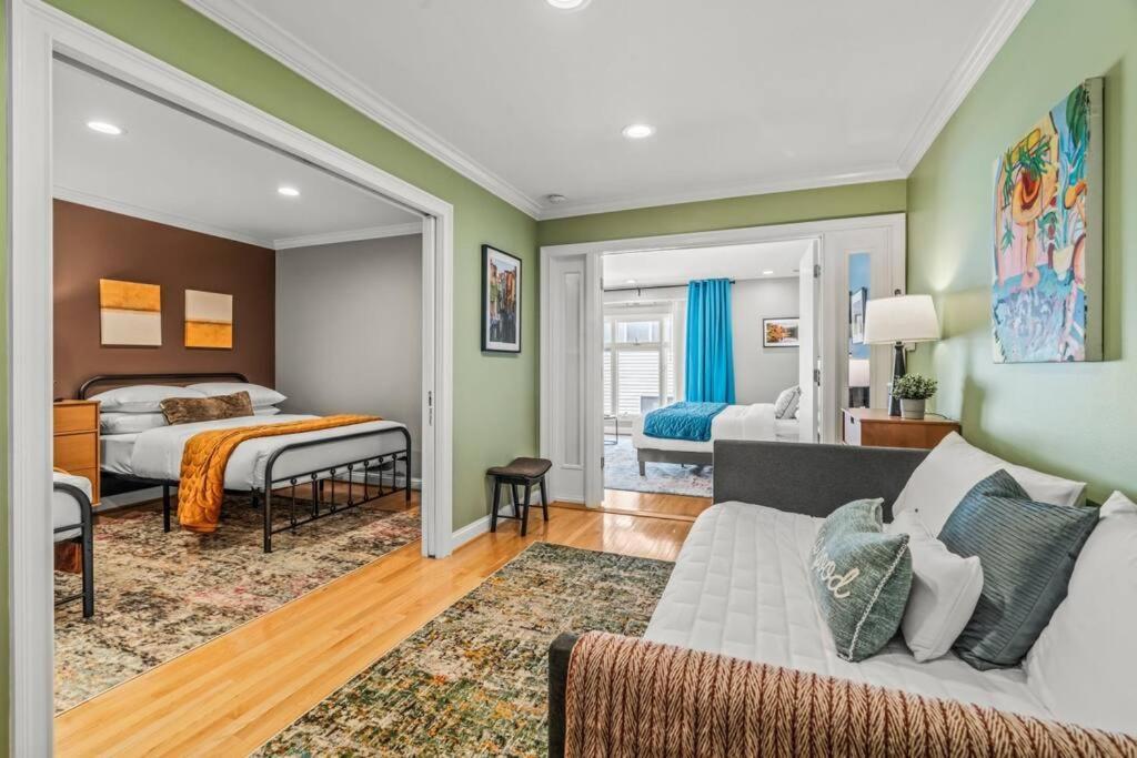 5 Bdrm - Heated Indoor Pool - Elevator Holiday home Philadelphia