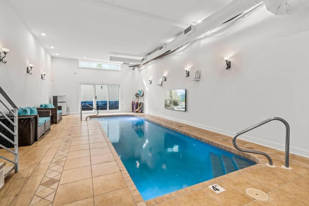 Holiday home 5 Bdrm - Heated Indoor Pool - Elevator *
