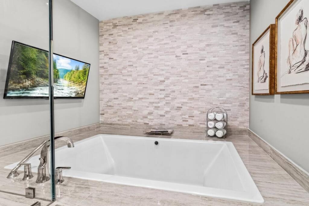 5 Bdrm - Heated Indoor Pool - Elevator Holiday home *