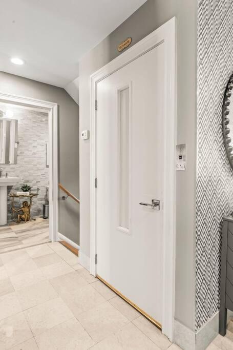 5 Bdrm - Heated Indoor Pool - Elevator Holiday home Philadelphia