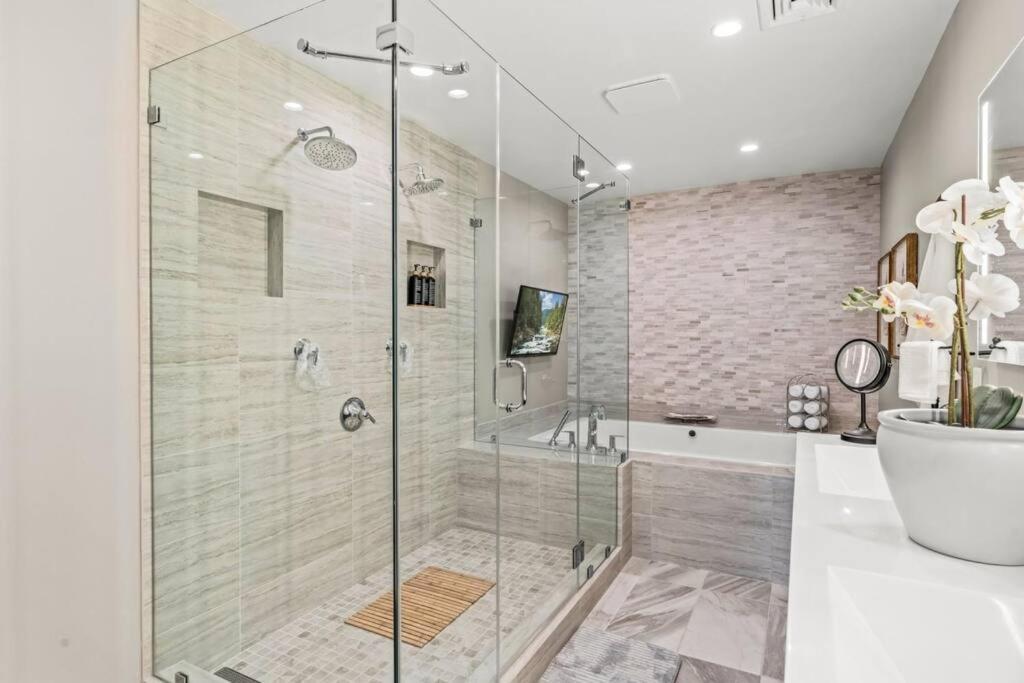 5 Bdrm - Heated Indoor Pool - Elevator Holiday home
