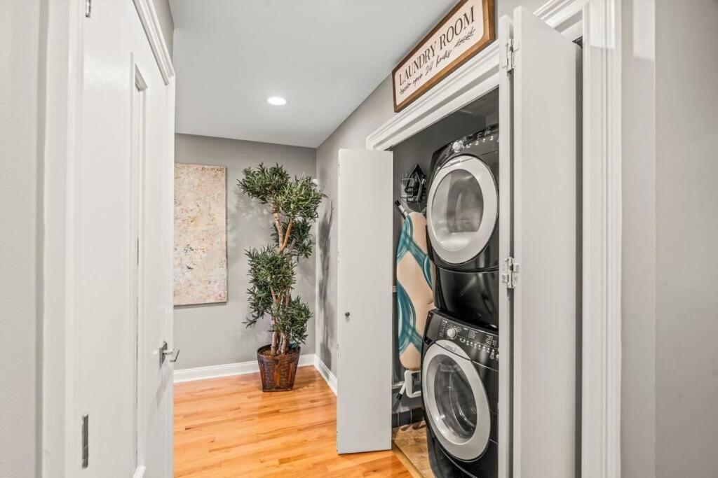 5 Bdrm - Heated Indoor Pool - Elevator Holiday home Philadelphia
