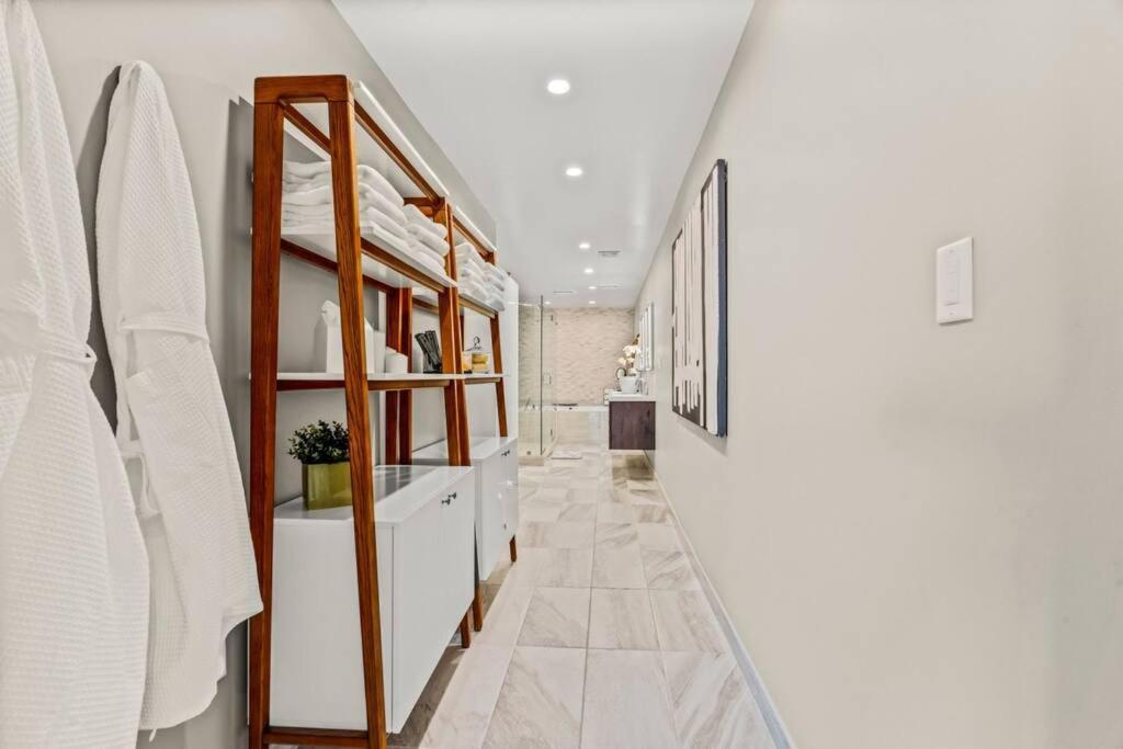 5 Bdrm - Heated Indoor Pool - Elevator Holiday home *