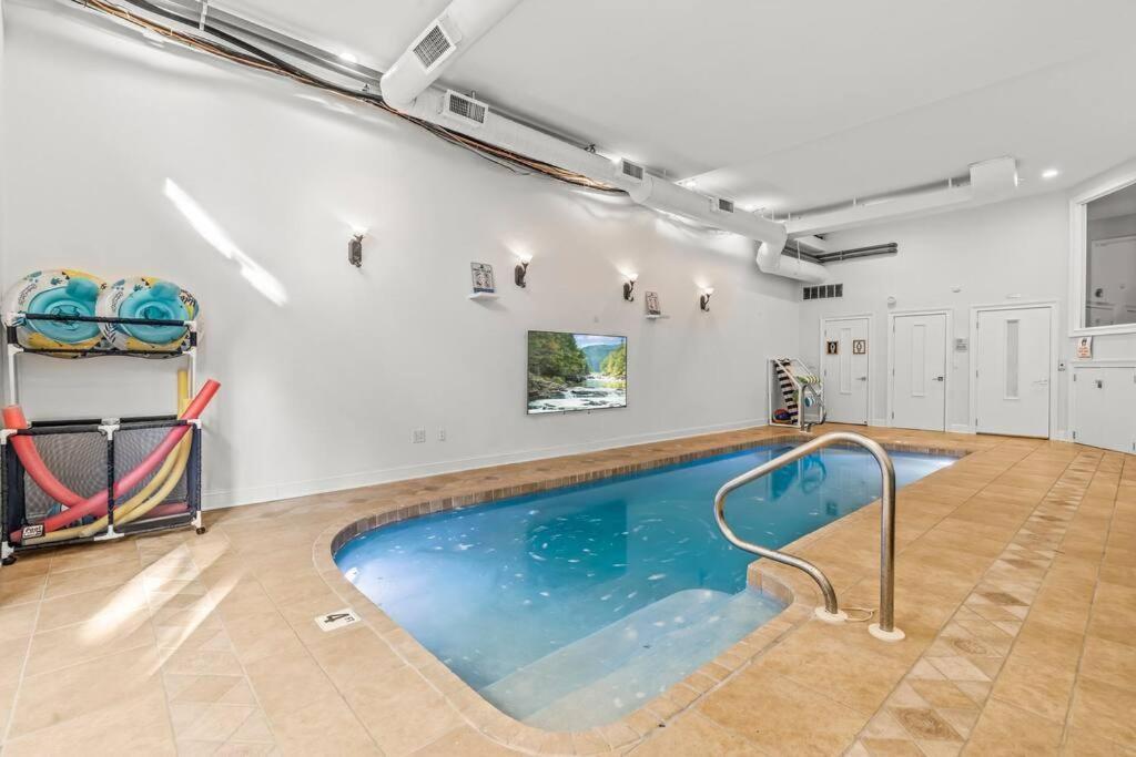 5 Bdrm - Heated Indoor Pool - Elevator *