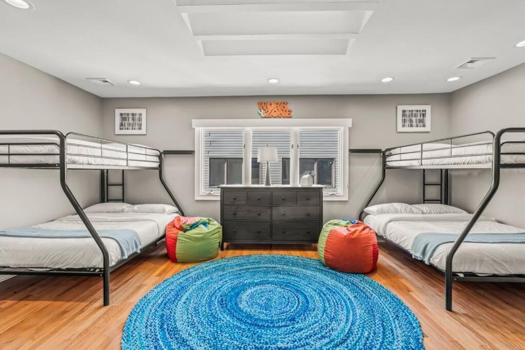 5 Bdrm - Heated Indoor Pool - Elevator Holiday home