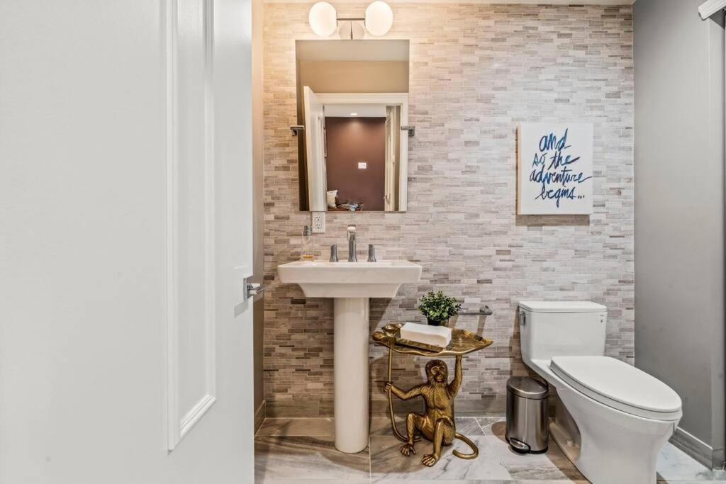 5 Bdrm - Heated Indoor Pool - Elevator Holiday home *