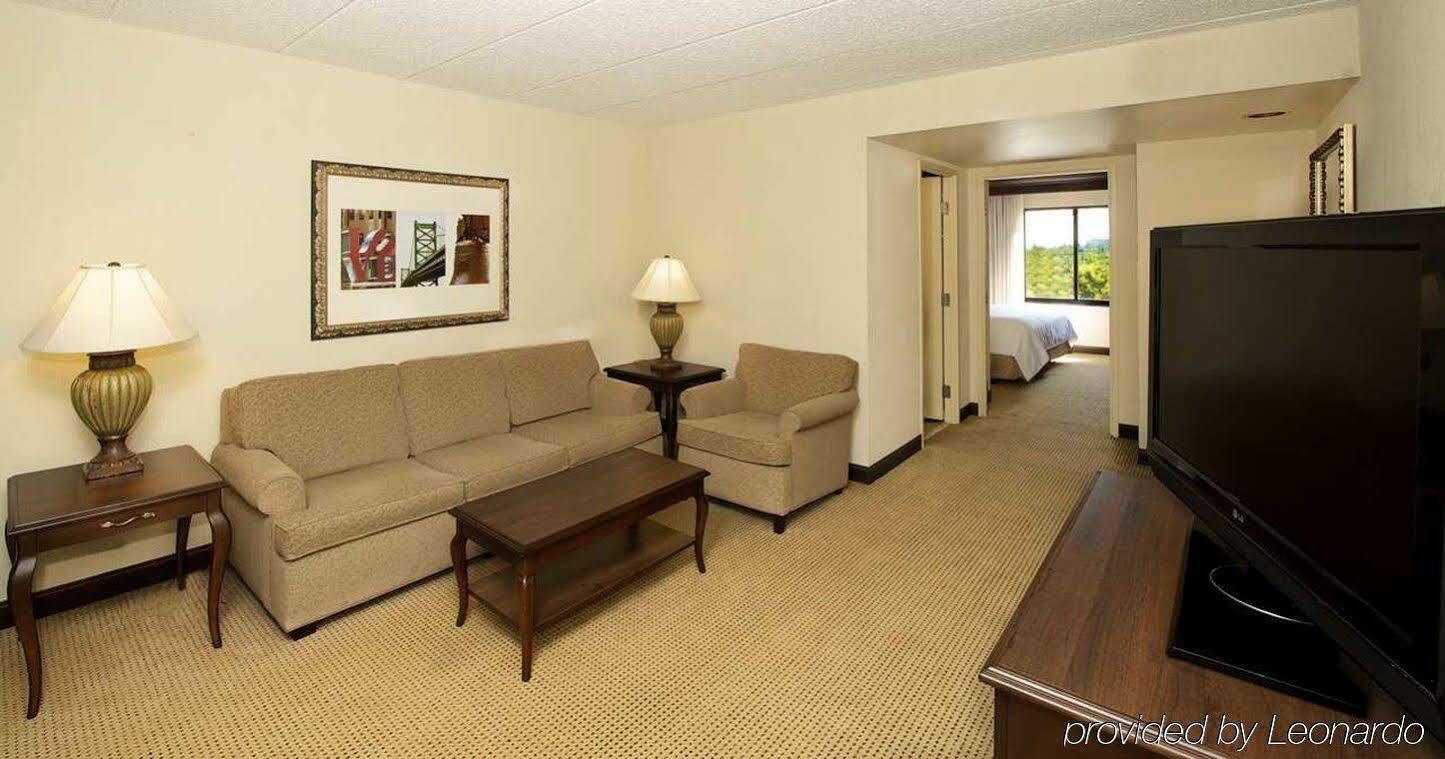 Embassy By Hilton Airport 4*