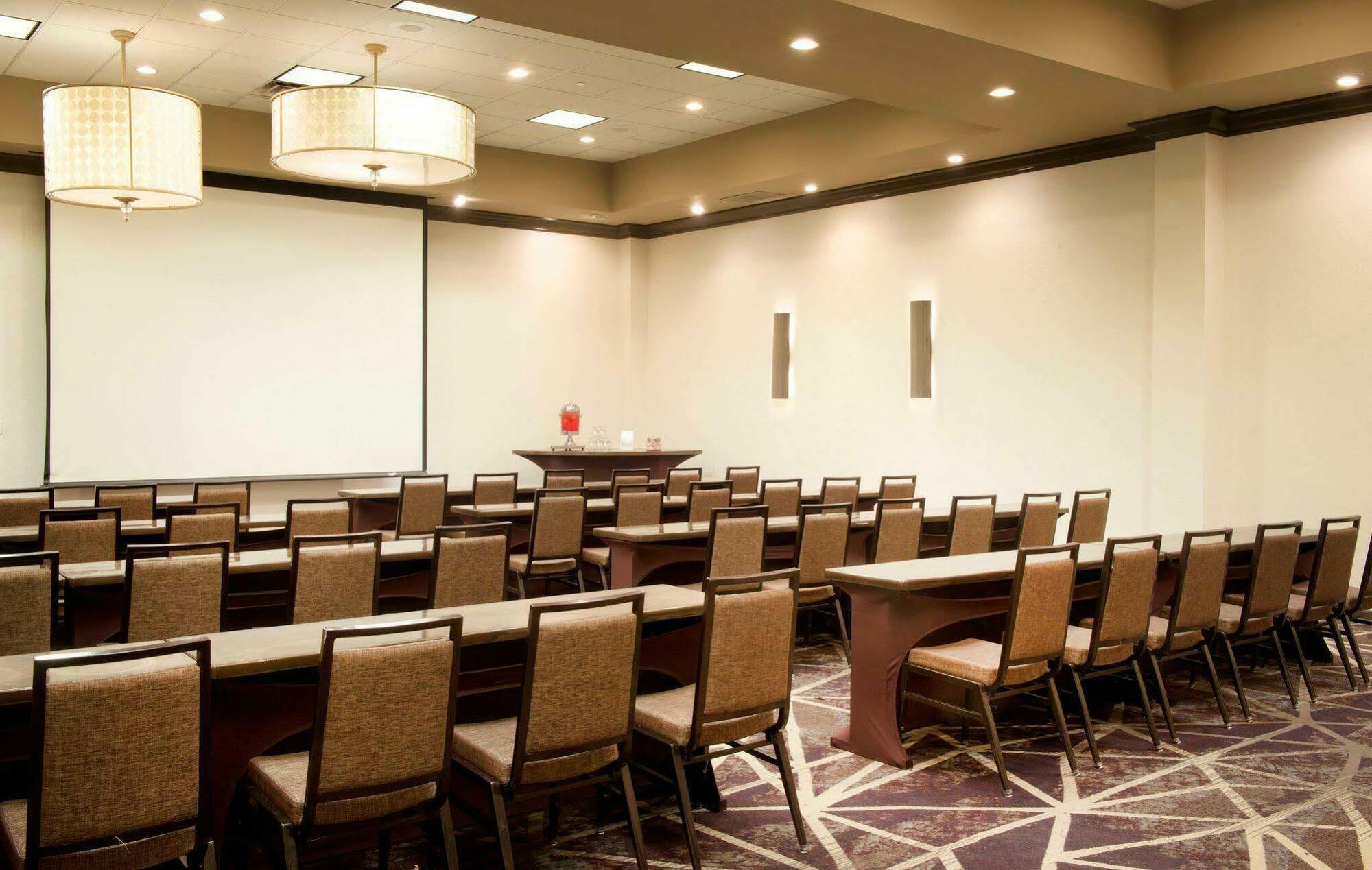 Hotel Embassy By Hilton Airport Philadelphia